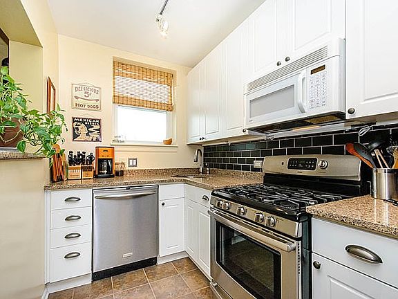 4th image of 1417 W Catalpa Ave APT 3W