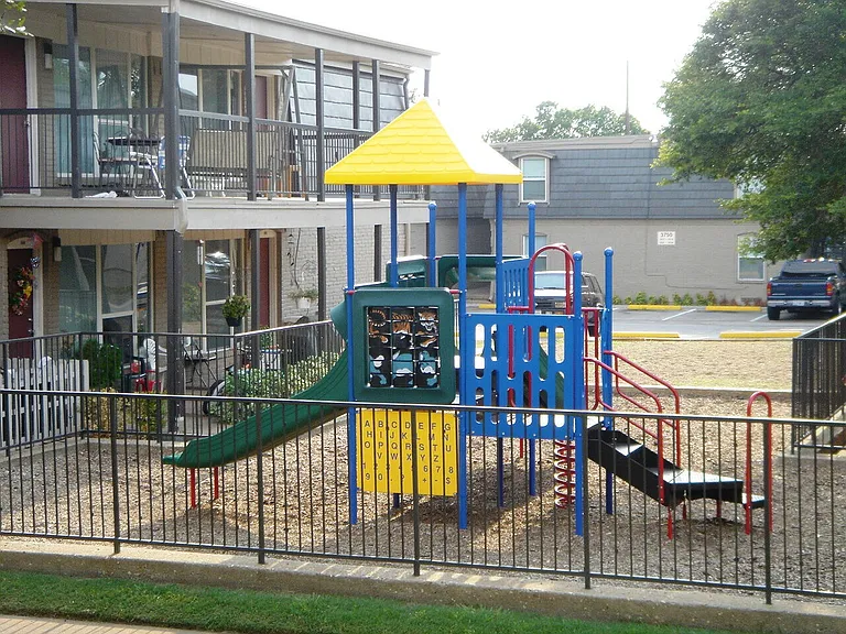Amherst Oaks — Photo 18