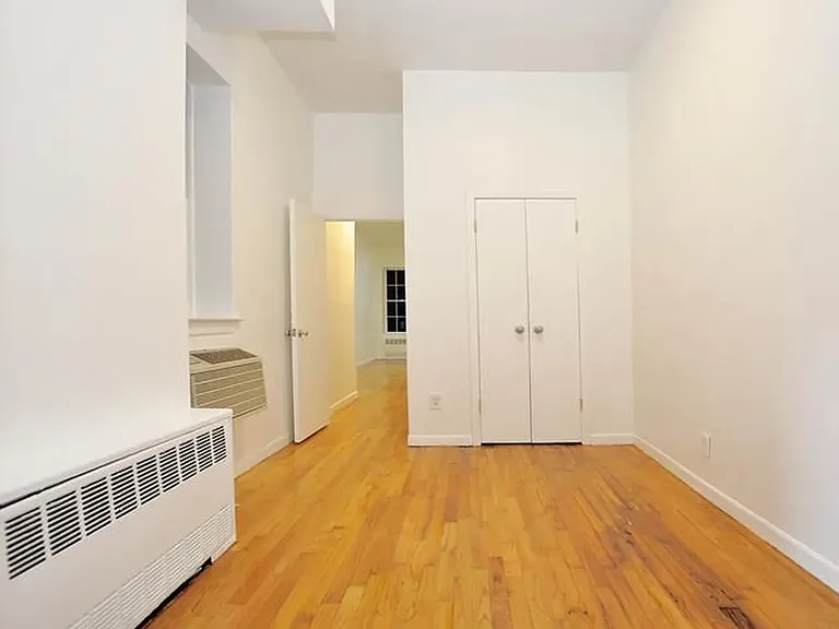 220 W 20th St #1RW — Photo 7