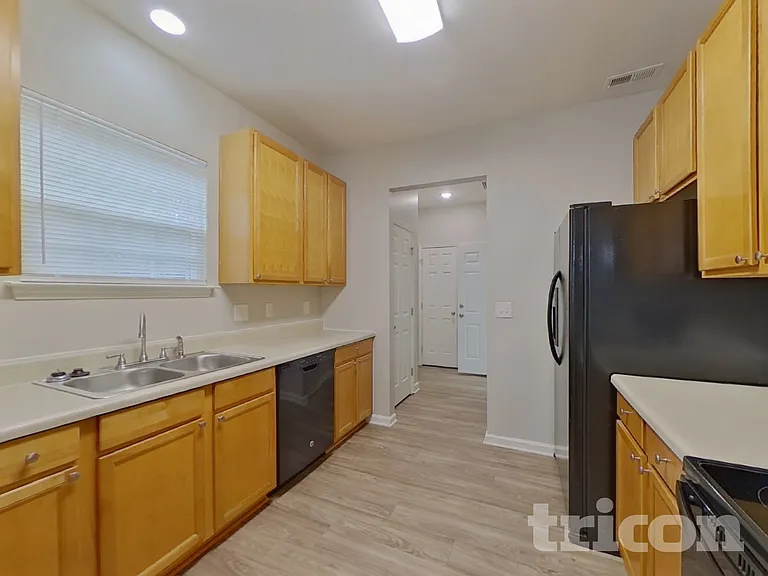 2092 Roscommon Dr — Photo 6
