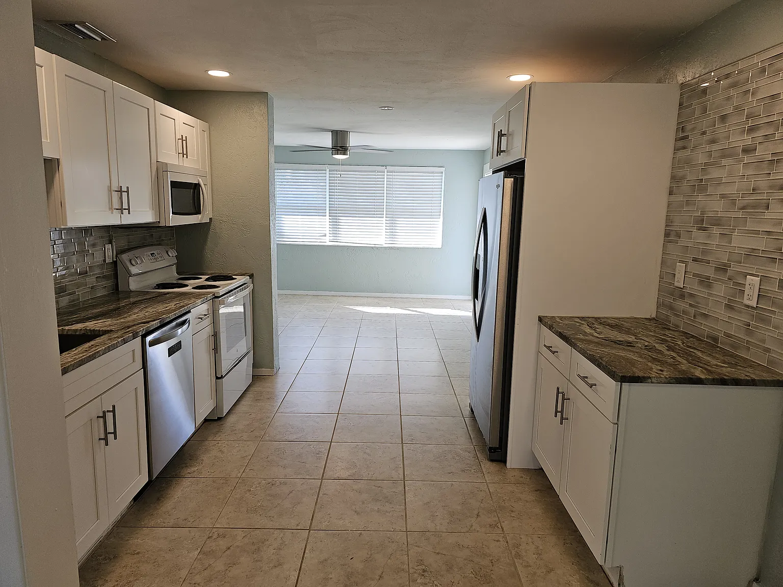 2 bed, 940 sqft, $2,200 — Photo 3