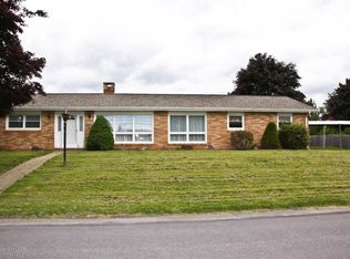 30 Westminster Dr, Dallas, PA 18612