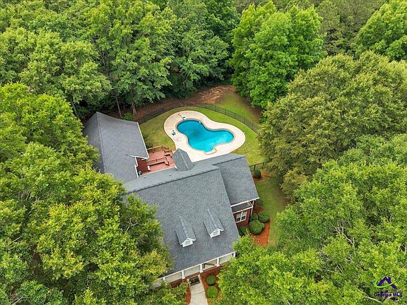 4th image of 213 Sabre Dr
