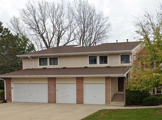 1012 Pine Tree Cir N, Buffalo Grove, IL 60089