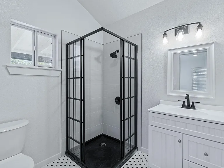 105 Riverside Dr — Photo 8