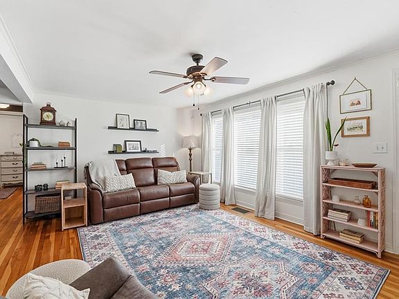 3rd image of 622 NE 43rd St