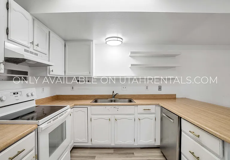 1639 Woodland Dr — Photo 2