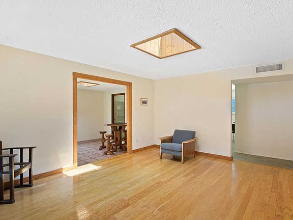 3rd image of 1005 Calle Vianson