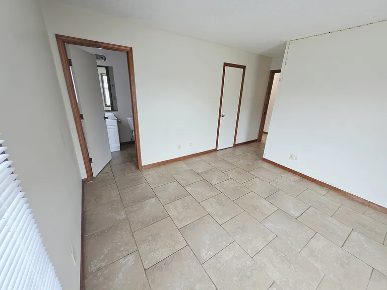 2617 S Glenview Ave N — Photo 5