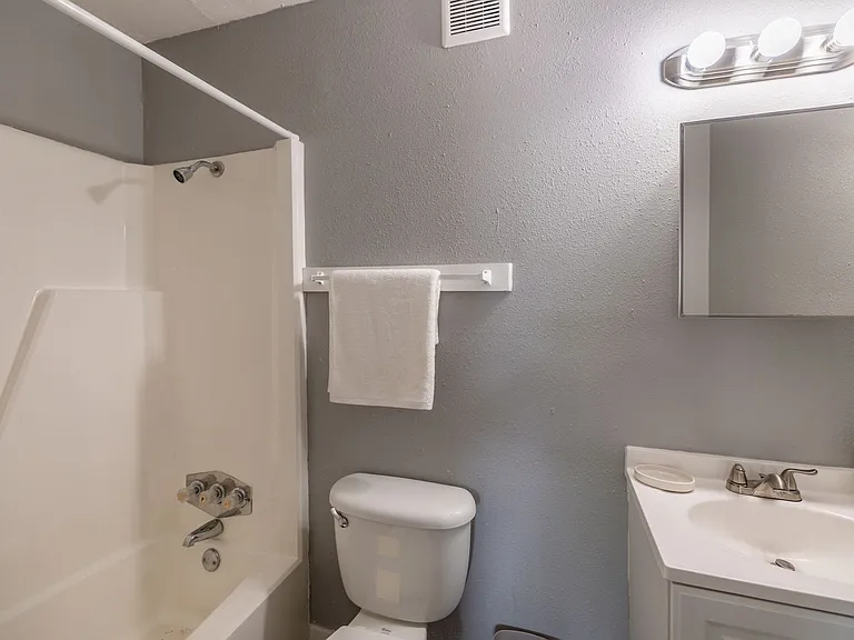 Ashton Place Apartments — Photo 10