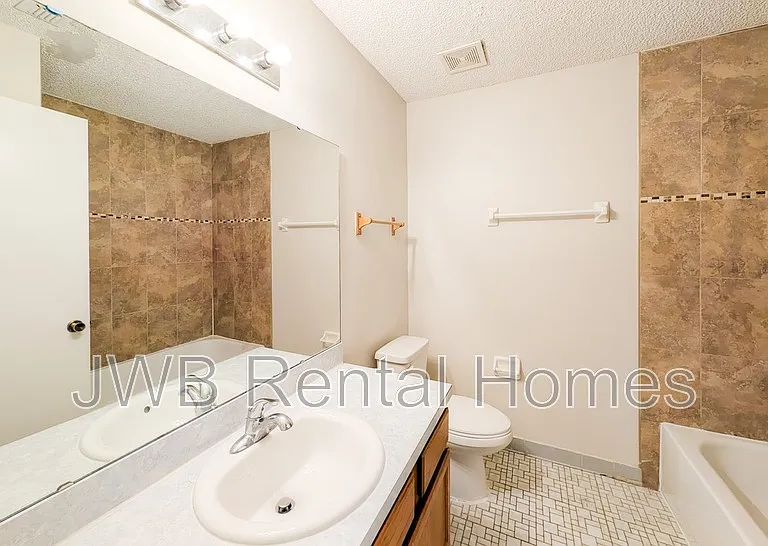 6073 Cranberry Ln E — Photo 10
