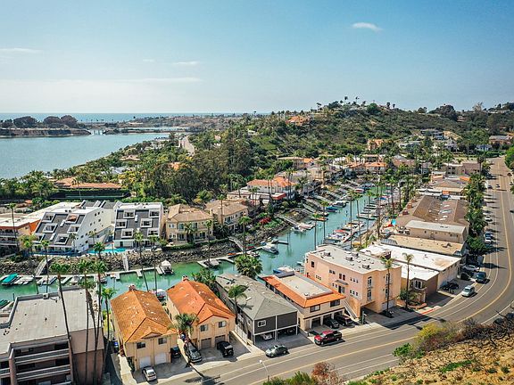 Bristol Cove is the only neighborhood in Northern San Diego County offering homes with personal boat docks. Experience the rare opportunity to enjoy this exclusive waterfront luxury.
