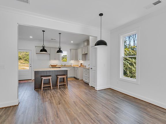 5th image of 290 College St