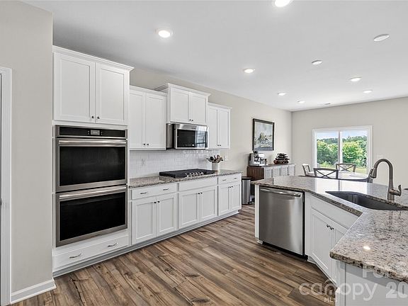 3rd image of 252 Kennerly Center Dr