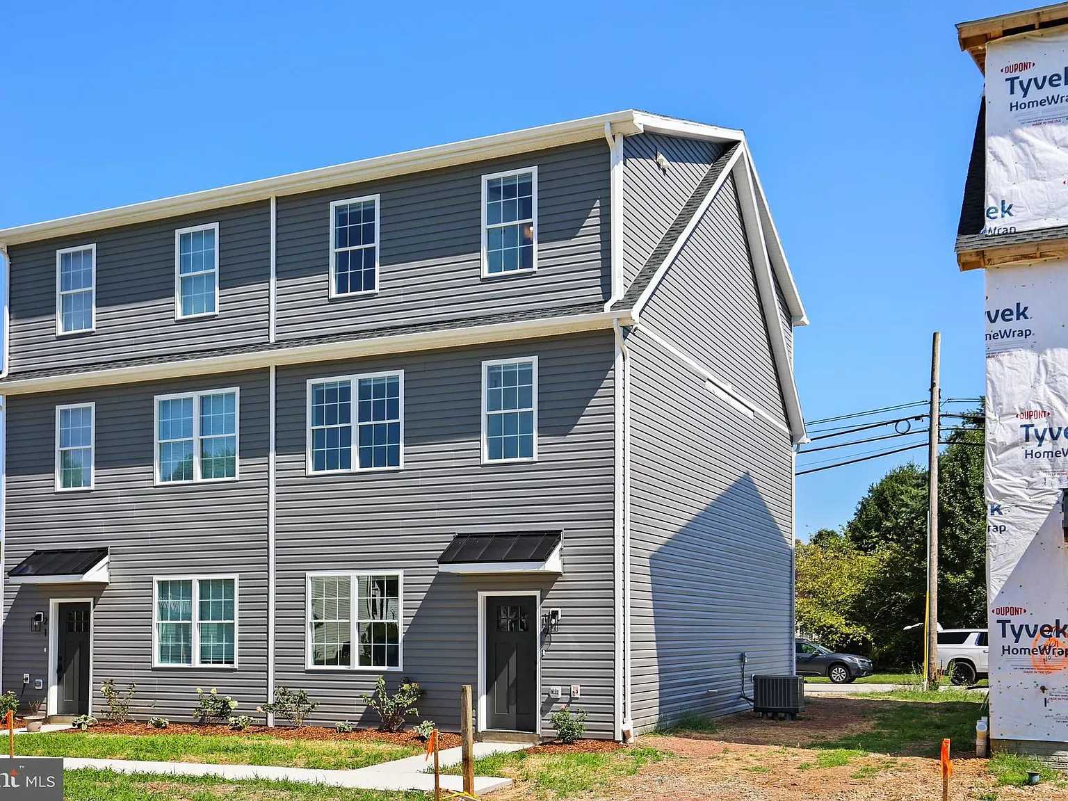 4 bed, 4.0 bath, 1800 sqft, $2,000 — Photo 2