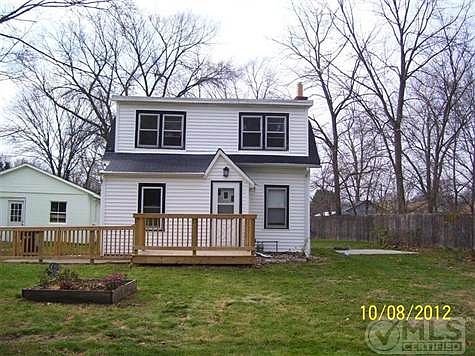GREAT FRONT YARD SHOWING FENCE