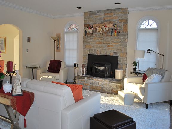 FAMILY ROOM/ WOOD BURNING FP