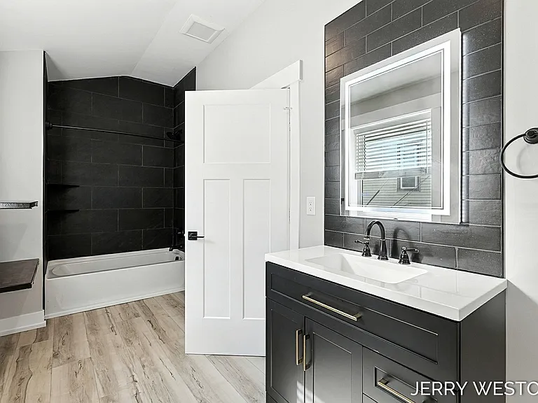 715 Butterworth St SW #3 — Photo 15