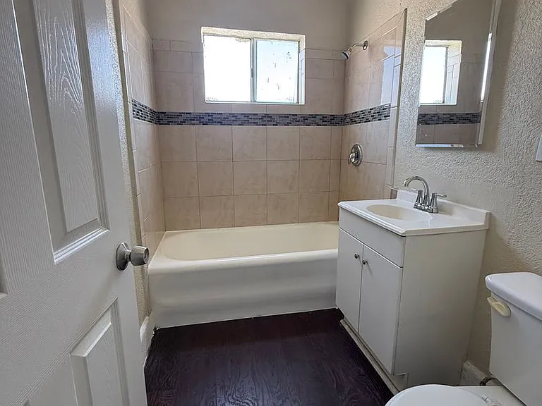 2225 Michigan Ave — Photo 2