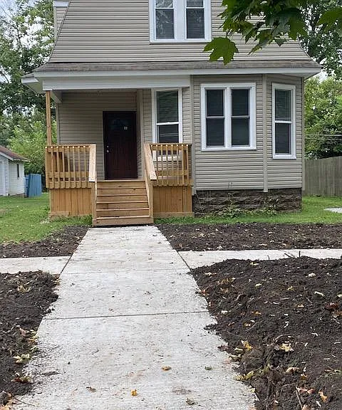 Pine Ave — Photo 9
