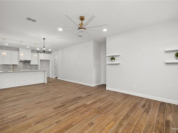5th image of 221 Gustoso Ave