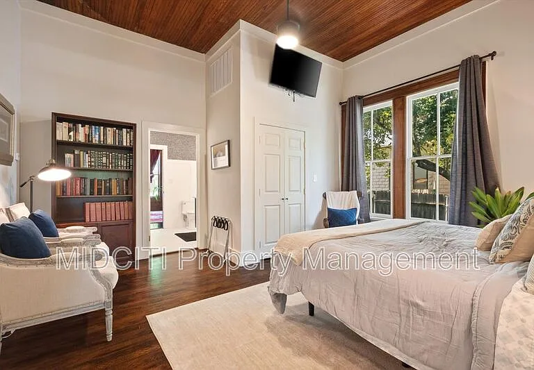 1017 W Hopkins St — Photo 16