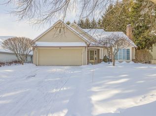 22 Bishops Ct, Pittsford, NY 14534