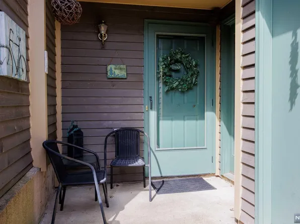 7 New Bedford Rd, West Milford, NJ 07480