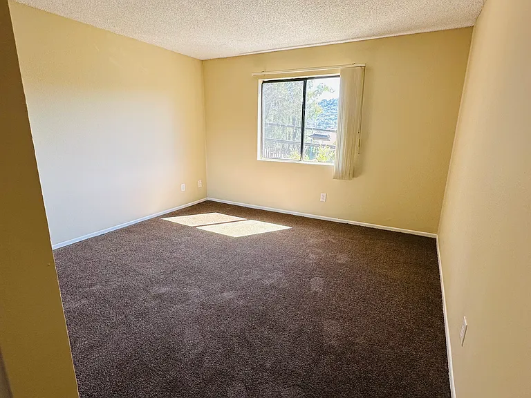 HILLHAVEN APARTMENTS — Photo 6