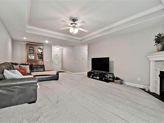 3rd image of 8 Camborne Dr