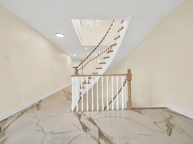5016 Natkarni Cres #UPPER — Photo 9