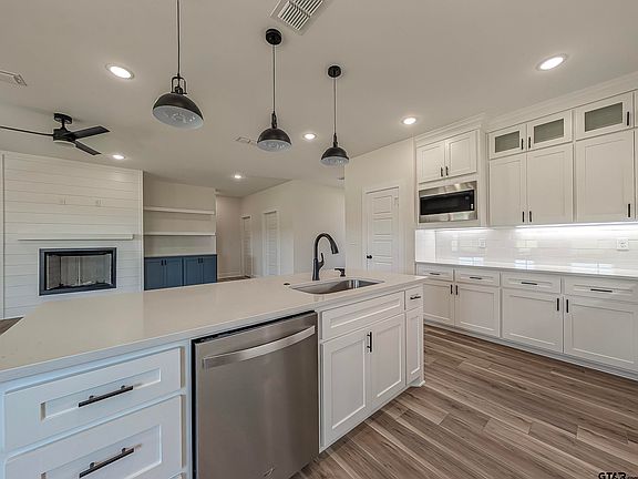 4th image of 207 Sides Blvd