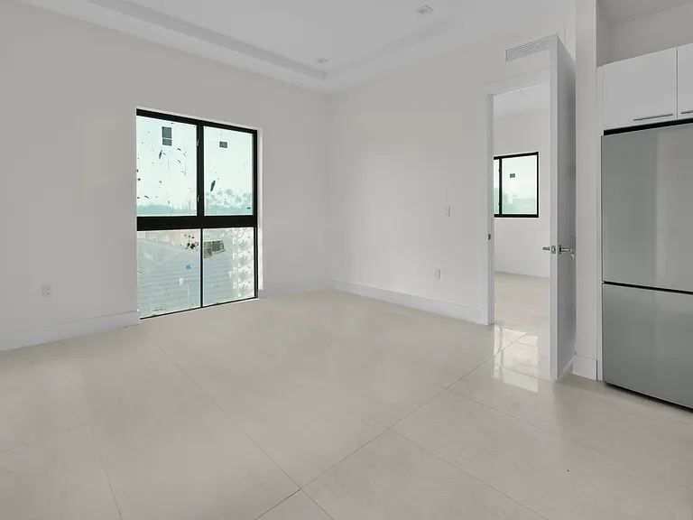 530 SW 11th Ave #202 — Photo 5