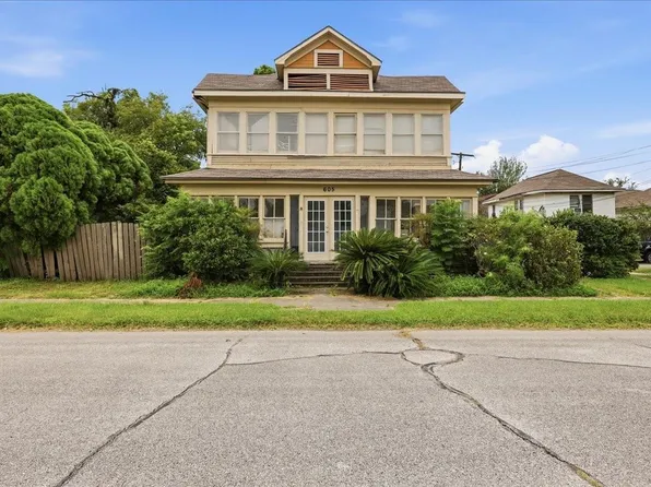 605 3rd St, Orange, TX 77630