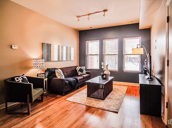 2nd image of 1150 W Cornelia Ave #2
