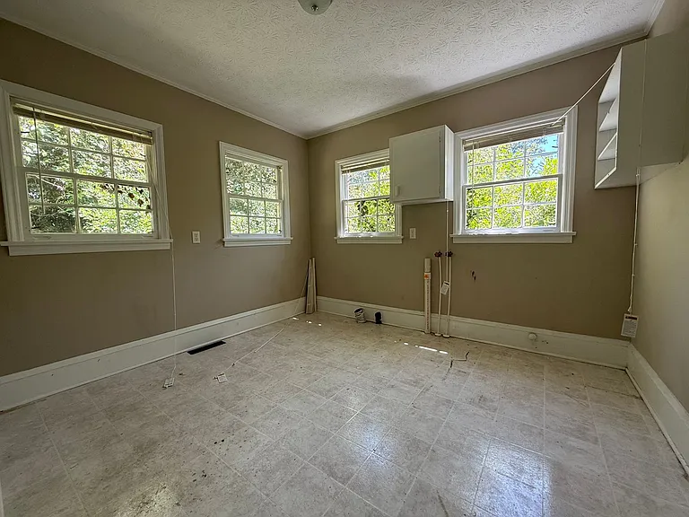 220 Woodside Dr — Photo 6