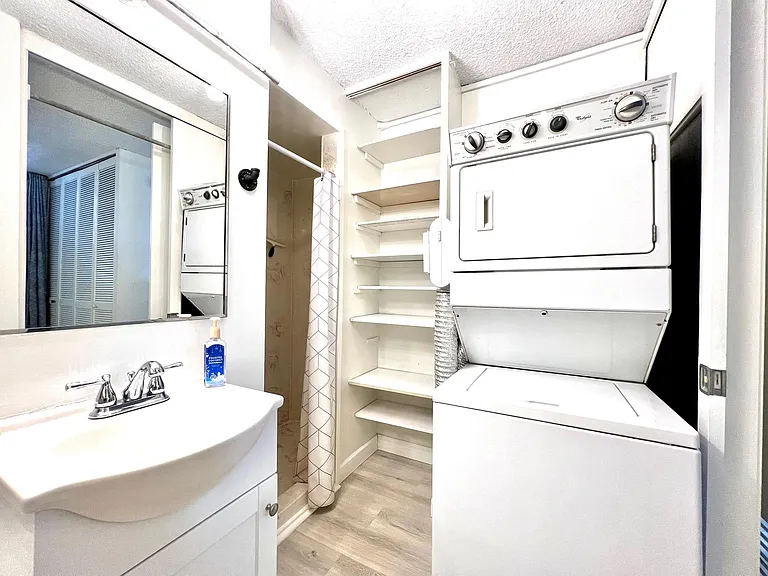 2nd bathroom w/ in-unit washer dryer and lots of cabinet space