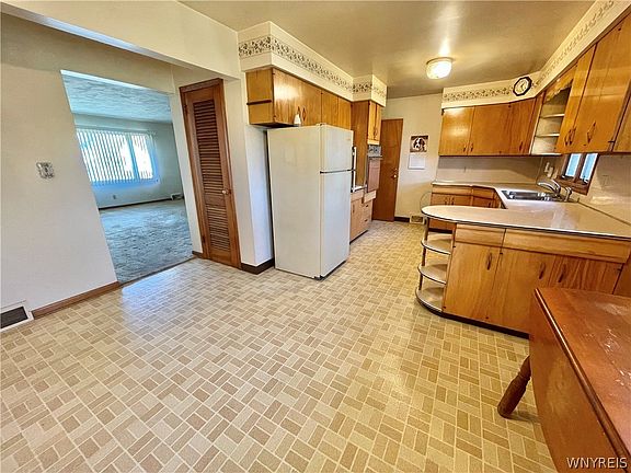 4th image of 31 Clifton Ave