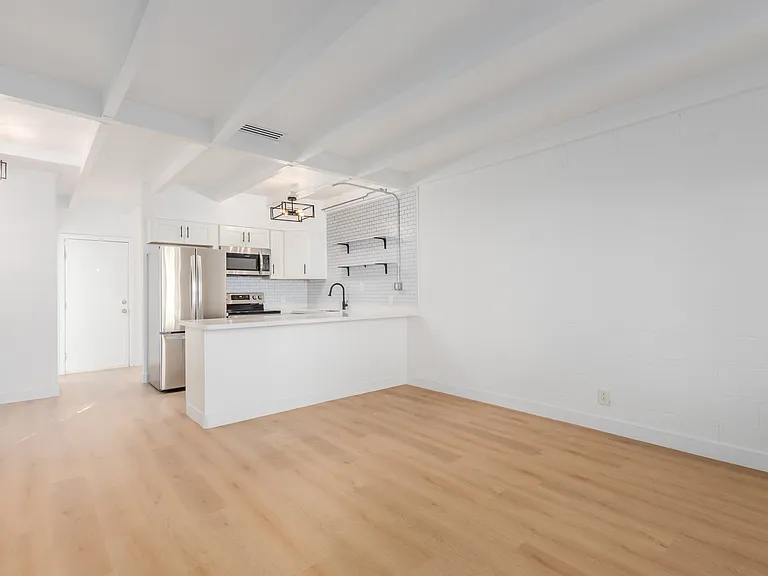 The Harlow Apartments — Photo 9