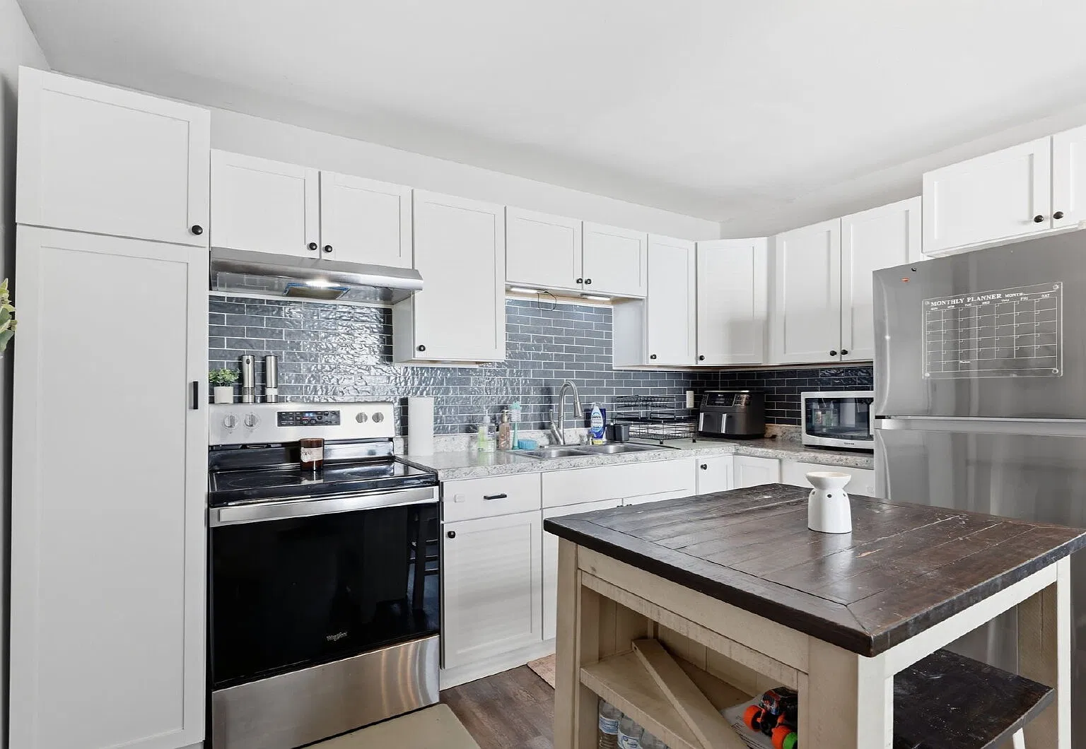 3 bed, 1.0 bath, 925 sqft, $1,595 — Photo 3