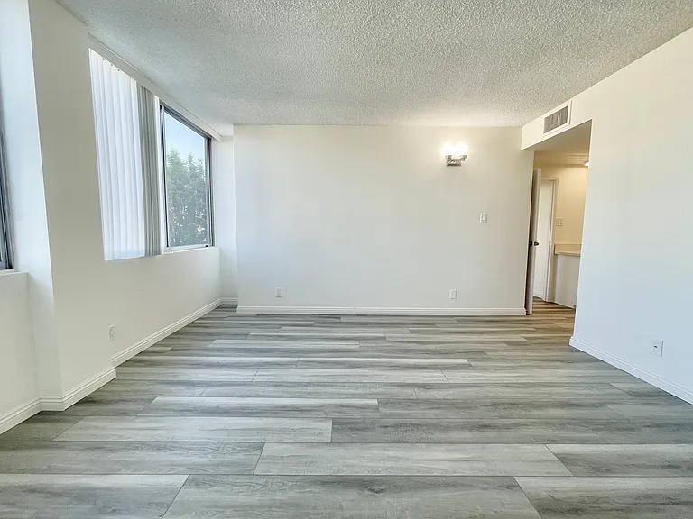 Occidental Towers Apartments — Photo 176