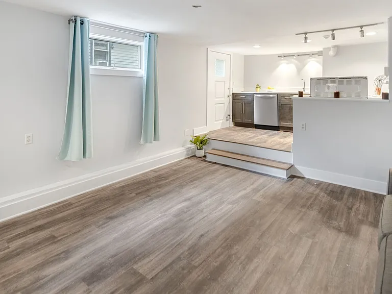 404 University Ave — Photo 26
