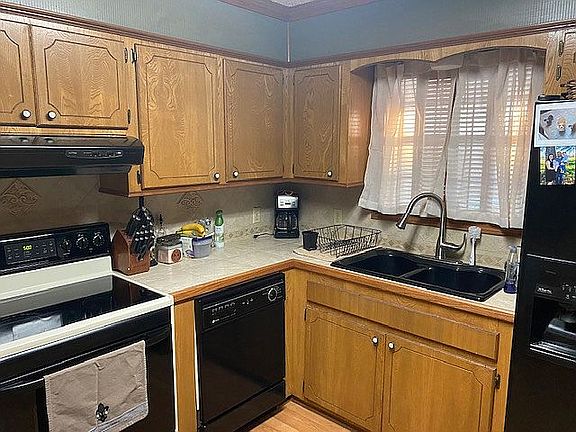 5th image of 217 Presque Isle Dr