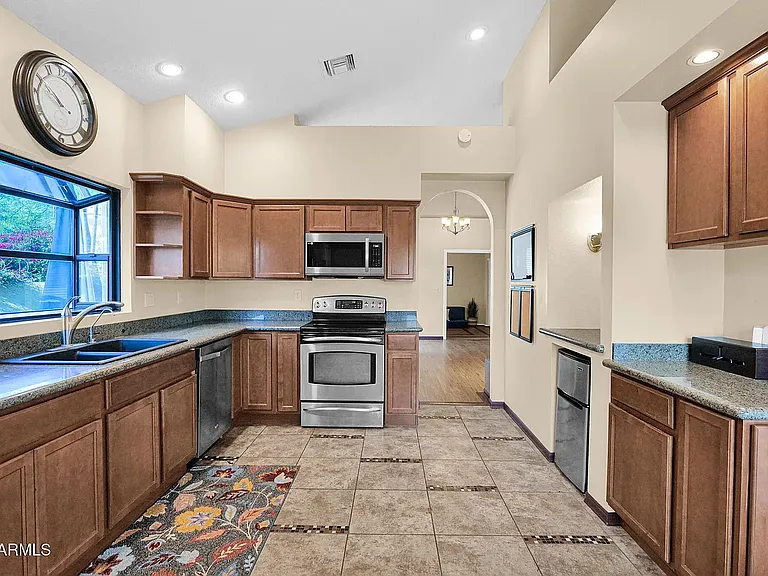 8979 E Gail Rd — Photo 12