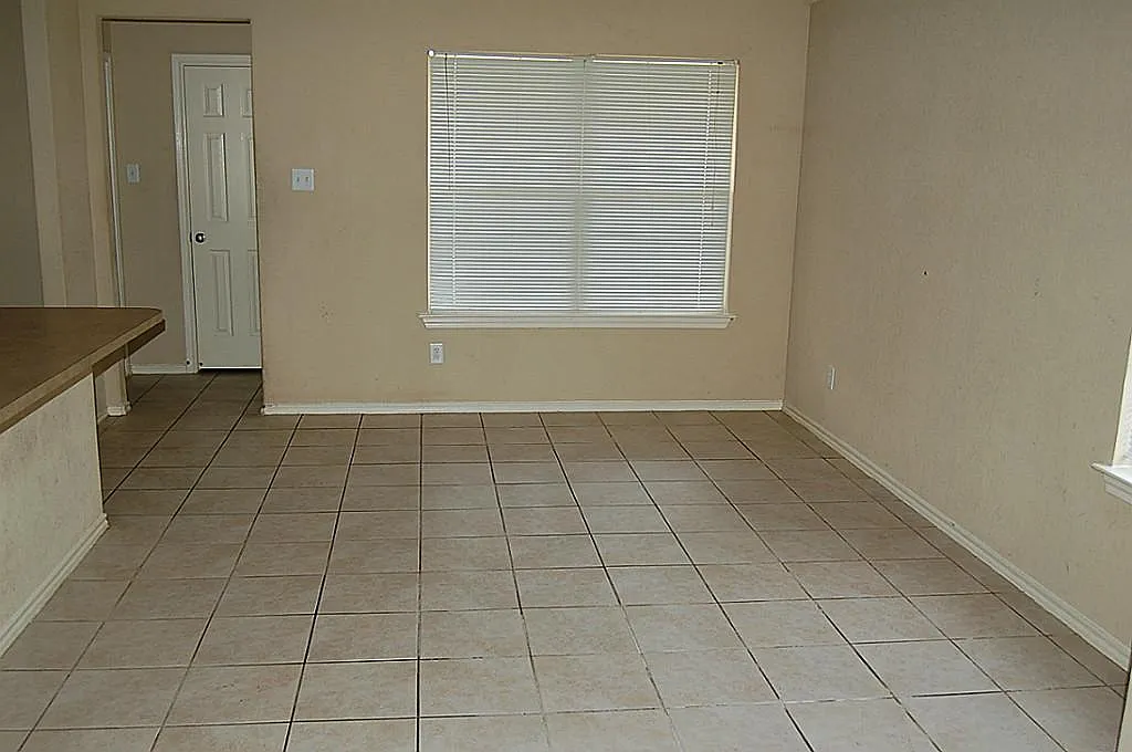 4 bed, 2.0 bath, 2051 sqft, $2,000 — Photo 3