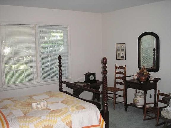 3rd image of 110 Springer Dr