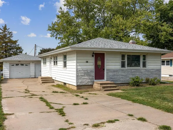 901 Park Ave, Center Point, IA 52213