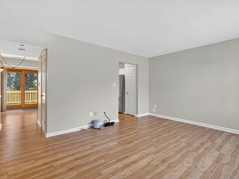 8 Suncroft Ct — Photo 2