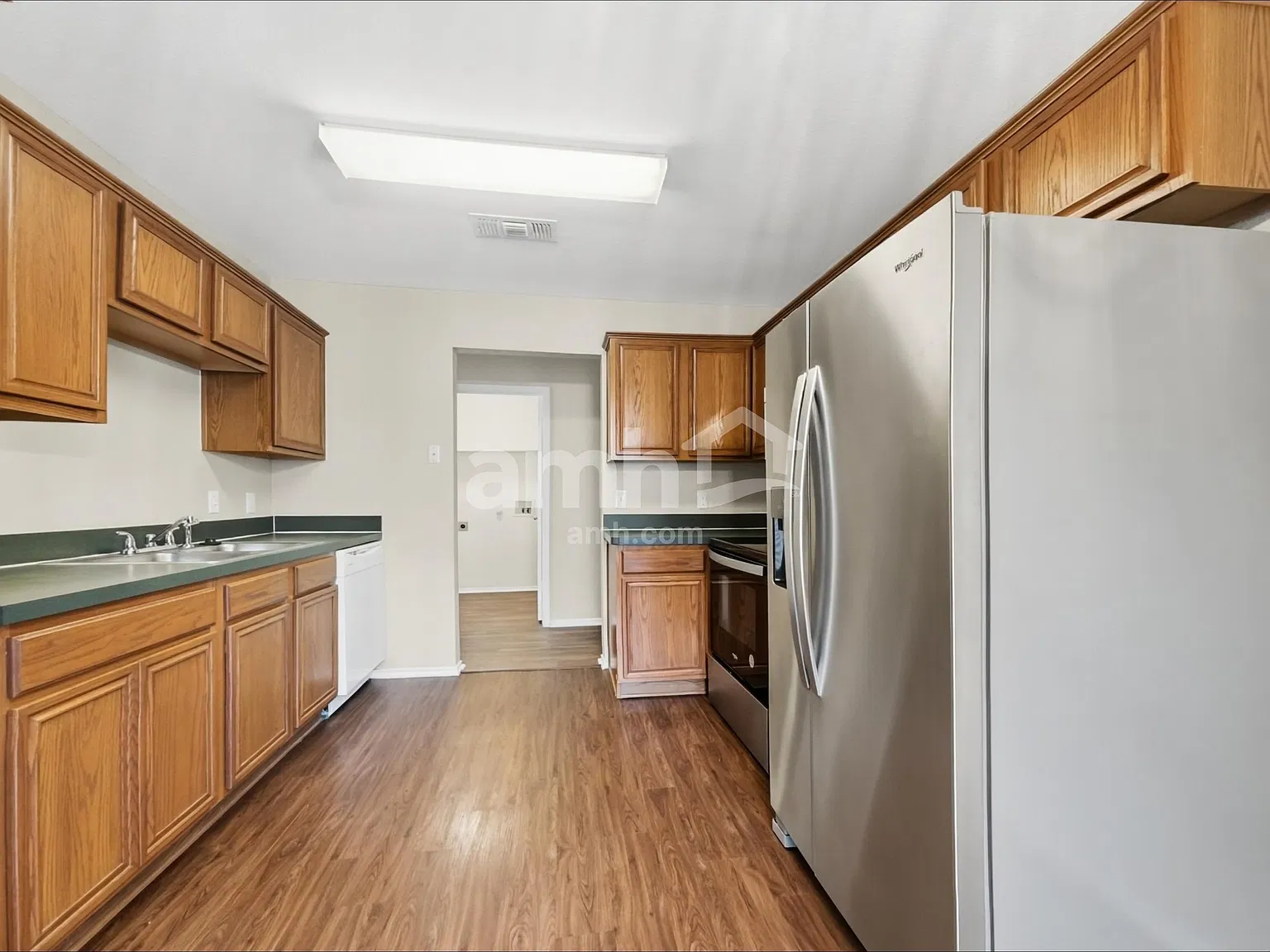 3 bed, 2.0 bath, 1387 sqft, $2,100 — Photo 3