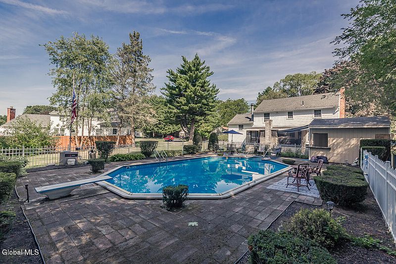 4th image of 4 Conifer Drive